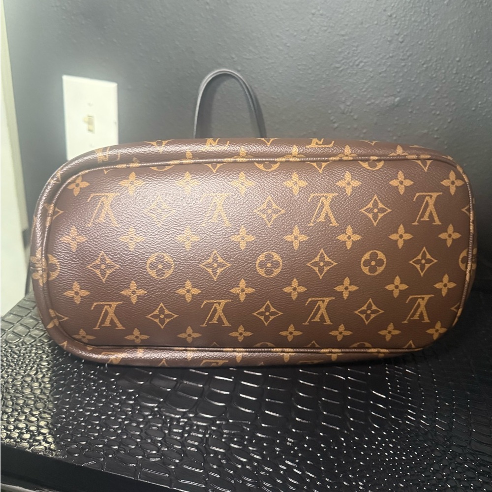 Reversible Louis Vuitton Monogram Tote & toiletry bag insert in Brown and Tan - Picture 3 of 10